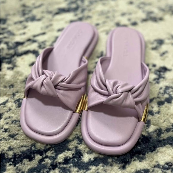 Brand new purple sandals Coach size  6,5 
Leather upper - Picture 1 of 6